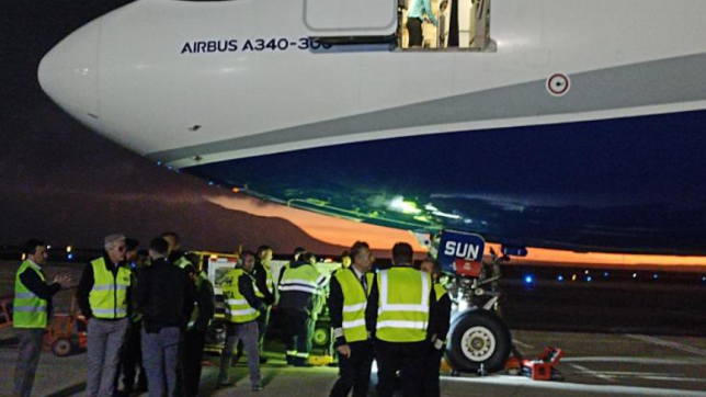 L’avion qui devait transporter le couple royal a été victime d’un problème technique.