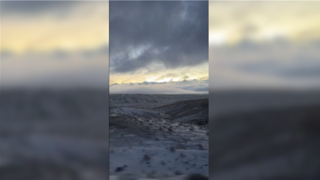 Une rare couche de neige a recouvert jeudi une partie du désert d'Atacama, le plus aride au monde, dans le nord du Chili.
