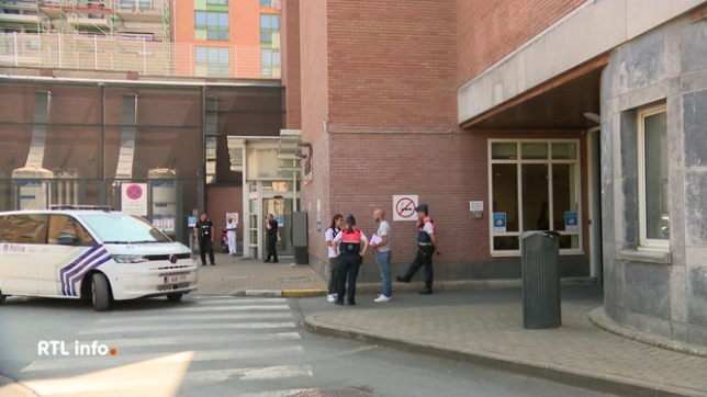 La Chambre du Conseil a décidé de prolonger d'un mois la détention préventive de l'agresseur de 2 soignants à l'hôpital Saint-Pierre, à Bruxelles, la semaine dernière. Il avait poignardé 2 personnes dans le service des urgences.