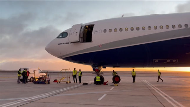 Visite d’État au Chili du couple royal : l'avion du retour a un problème avec le train d'atterissage avant.