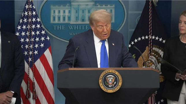 Donald Trump salue la décision en sa faveur de la Cour suprême, qui a limité le pouvoir des juges fédéraux sur des décisions de l'exécutif, et promet de mettre en oeuvre ses mesures contestées devant la justice.