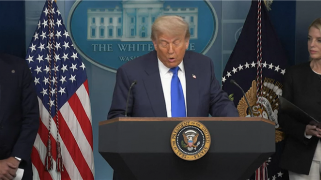 Coup de pouce pour Trump : la Cour suprême limite le pouvoir des juges à bloquer nationalement ses décrets, sans trancher sur la constitutionnalité de sa réforme explosive du droit du sol. Le président célèbre cette décision.