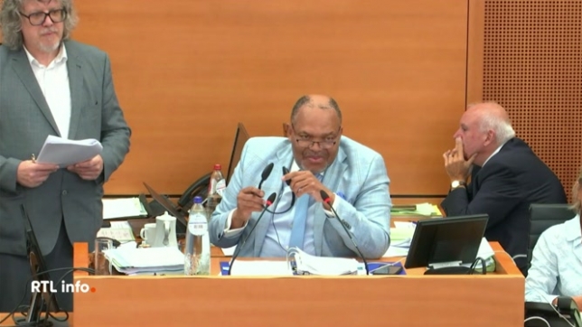 Une proposition de résolution déposée par plusieurs partis néerlandophones a été rejetée: elle demandait la fusion des 6 zones de police bruxelloises. Une autre résolution déposée par des partis francophones a elle été adoptée. Elle demandait de conserver les 6 zones actuelles.