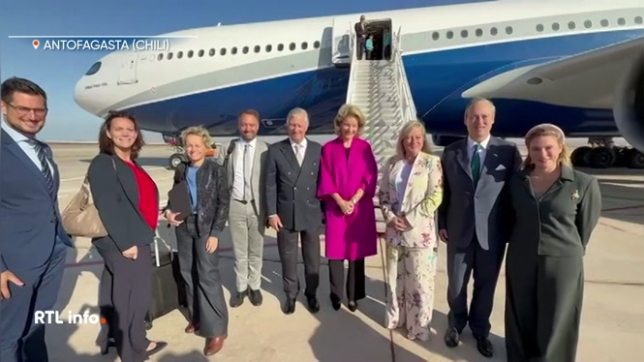 L'avion de notre couple royal et de la délégation belge, en visite d'Etat, a enfin pu décoller vers 18 heures. Ce vol était initialement prévu jeudi après-midi mais un incident lors du tractage de l'avion a endommagé les deux roues du train d'atterrissage. L’arrivée est prévue demain à 5h35.