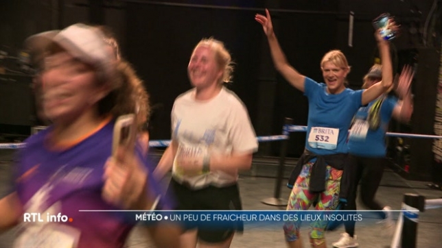 Malgré un soleil de plomb, les coureurs ont pu profiter d'une petite bouffée de fraîcheur en traversant des lieux peu ou pas accessibles au public, comme le Parlement bruxellois, l'Ancienne Belgique ou encore une boîte de nuit.