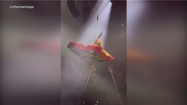 Une vidéo verticale montre un problème technique affectant une voiture volante utilisée lors du concert de Beyoncé au NRG Stadium de Houston, au Texas, pendant que la chanteuse américaine est assise dedans vers la fin de son spectacle. Alors que la voiture commence à pencher, on l'entend dire Stop à plusieurs reprises. Elle a été rapidement redescendue et personne n'a été blessé, selon son service de presse.