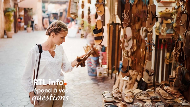 Touriste faisant des achats au Maroc
