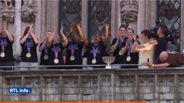 Des centaines de personnes étaient présentes pour célébrer les championnes d'Europe.