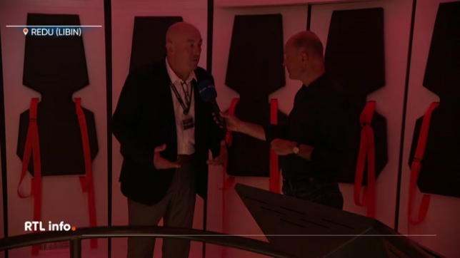 On retrouve sur place Benoit Duthoo qui explique le fonctionnement de la nouvelle attraction LUNAR.X à l'Euro Space Center.