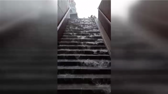 Cascade d'eau à la gare de Namur.