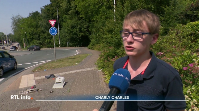 Percutée par un automobiliste, une piétonne se trouvait dans un état grave dans un rond-point à Loverval. Rapidement, un adolescent âgé de 16 ans, qui était présent sur place, à porté secours à la victime... toujours dans un état critique ce soir.