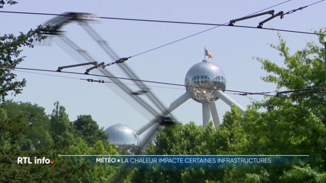 Les températures supérieures à 30 degrés peuvent perturber la circulation des trams de la capitale à cause d'un relâchement des câbles de la caténaire. Les sites touristiques, comme l'Atomium, sont également contraints de s'adapter face aux températures records des derniers jours.