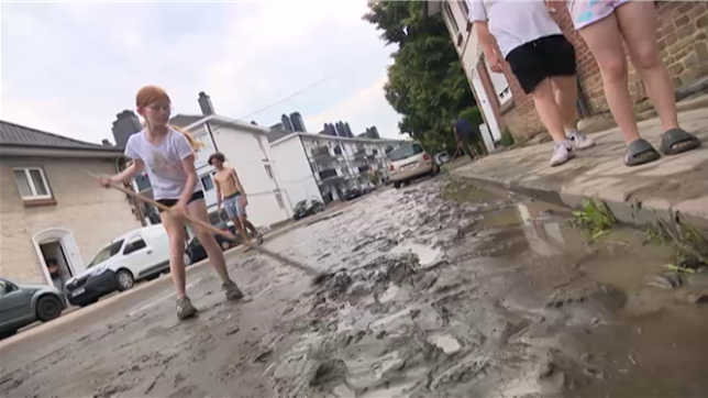 Les habitants de la rue Plomcot, à Namur ont dû se battre contre les inondations.