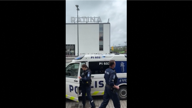 Plusieurs personnes ont été poignardées jeudi près d'un centre commercial dans la ville de Tampere, en Finlande, et un suspect a été arrêté, a annoncé la police dans un communiqué.