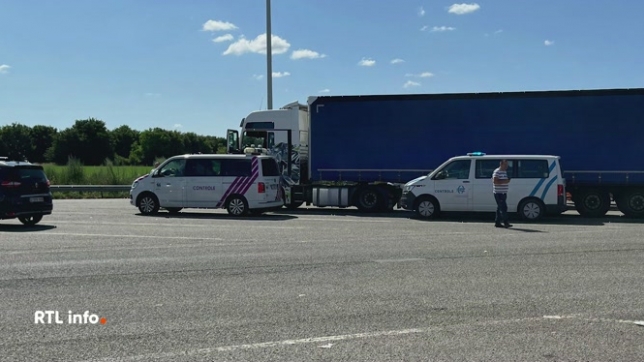 Un policier a été blessé lors d'un contrôle de police sur la E42 en direction de Namur, à hauteur de Spy. Le policier contrôlait une voiture signalée volée en France lorsque l'automobiliste a pris la fuite. Ce dernier a été interpellé et privé de liberté.