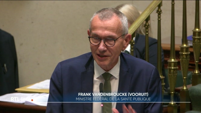 Le ministre fédéral de la Santé Frank Vandenbroucke a évoqué la fin du conventionnement partiel pour les médecins devant le Parlement fédéral. Il a répondu aux inquiétudes des syndicats.