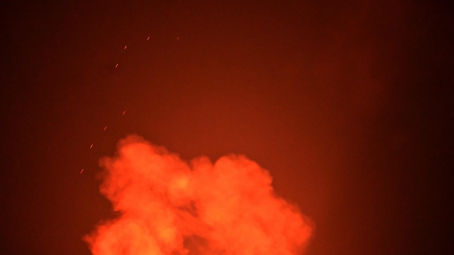 La défense aérienne ukrainienne tire sur des drones russes lors d’une frappe de masse nocturne sur Kiev le 4 juillet 2025, au milieu de l’invasion russe de l’Ukraine.