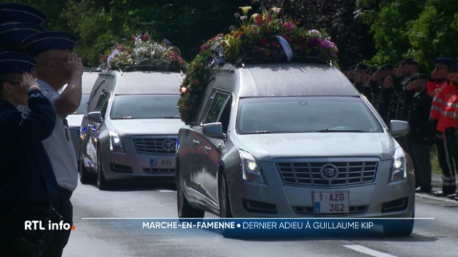 Les funérailles du policier Guillaume Kip ont été célébrées à Marche-en-Famenne. Ce policier belge avait perdu la vie en poursuivant des narcotrafiquants dans l'Est de la France. Une importante délégation policière est venue lui rendre hommage et soutenir ses proches.