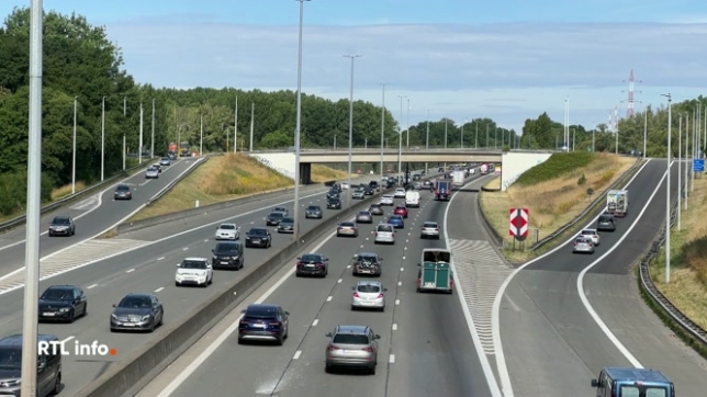 Dans l'ensemble, un trafic dense mais peu d'embarras de circulation chez nous. Beaucoup de monde présent aussi dans les aéroports, comme à Charleroi, où plus de 50.000 personnes sont attendues ce week-end.
