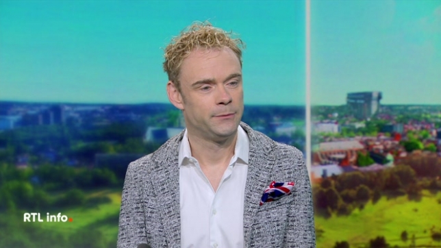 Il publie un livre consacré à la Princesse de Galles.