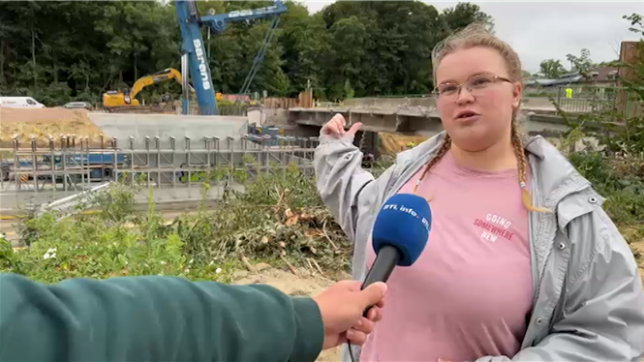 Une jeune fille et son père ont assisté à l'opération.