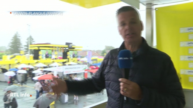 Serge Vermeiren nous fait vivre l'ambiance, en direct du village départ de cette deuxième étape. Le départ a été décalé de 15 minutes, en raison de trombes d'eau sur le village.