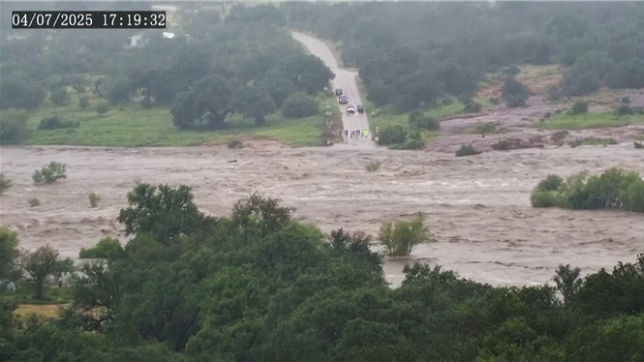 Une vidéo montre l'effrayante vitesse de la crue d'une rivière au Texas.