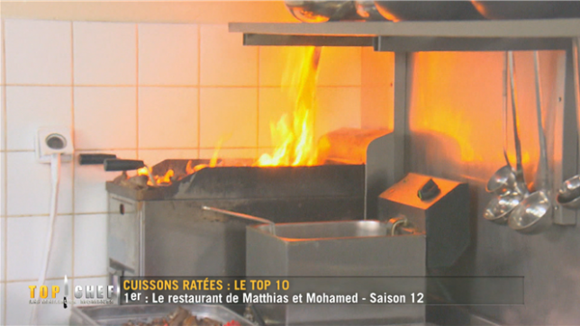 Retour sur un moment de tension extrême dans Top Chef : en pleine Guerre des Restos, un incendie se déclare dans les cuisines du restaurant Nomade. Les candidats évacués, la compétition stoppée... Une séquence inédite et pleine de rebondissements, à (re)découvrir maintenant.