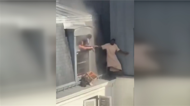 Fousseynou Cissé sera prochainement décoré pour son acte héroïque. Ce vendredi 4 juillet, il n’a pas hésité à risquer sa vie pour secourir une famille de six personnes, piégée par un incendie dans un appartement voisin du sien, situé au sixième étage d’un immeuble du 18e arrondissement de Paris.