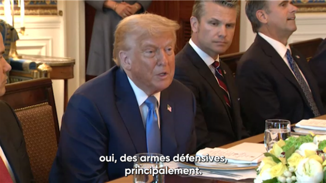 Alors que les États-Unis annoncaient il y a quelques jours qu'ils vont réduire leurs envois de munitions à l'Ukraine, le président Trump a annoncé lundi qu'il allait envoyer plus d'armes défensives à l'Ukraine.