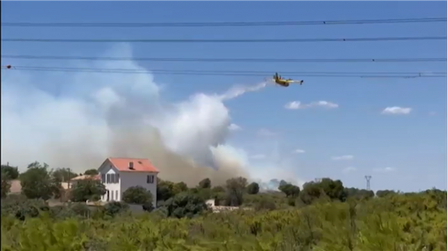 L’aéroport de Marseille-Provence, situé à Marignane (Bouches-du-Rhône), a été fermé peu après midi face à un incendie se propageant à une vitesse « très rapide » sur la commune des Pennes-Mirabeau.