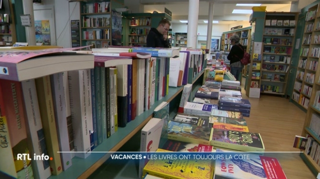La lecture a-t-elle toujours autant de succès durant les vacances ? Les libraires confirment que cela reste une période clé au niveau des ventes. Alors, qu'emportez-vous dans votre valise ? Plutôt roman ou polar ?