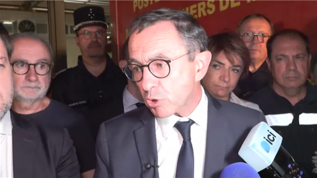 Le ministre de l'Intérieur Bruno Retailleau décrit depuis la caserne de Saint-Antoine, dans les quartiers Nord de Marseille, le feu arrivé aux portes de la ville comme particulièrement véloce et extrêmement impressionnant.