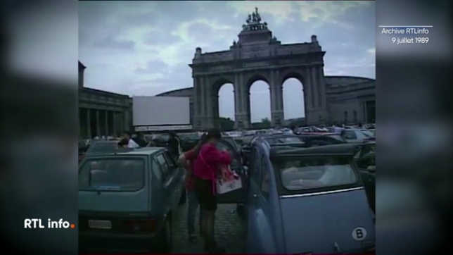 L'archive du jour va rappeler des souvenirs à tous les amoureux de cinéma en plein air. Durant l'été 1989, un drive-in avait été installé au Cinquantenaire à Bruxelles, et les automobilistes de tout âge s'y rendaient en nombre pour regarder un film diffusé sur écran géant.