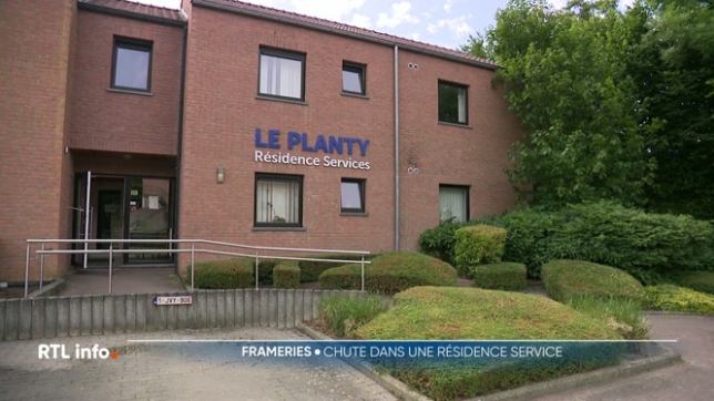 L'homme de 72 ans habitait dans une résidence-services de Sars-la-Bruyère. Après une chute qui a aprovoqué une fracture,  il a fallu plus de 20 heures avant que les secours soient prévenus. Il est décédé quelques jours plus tard à cause de complications.