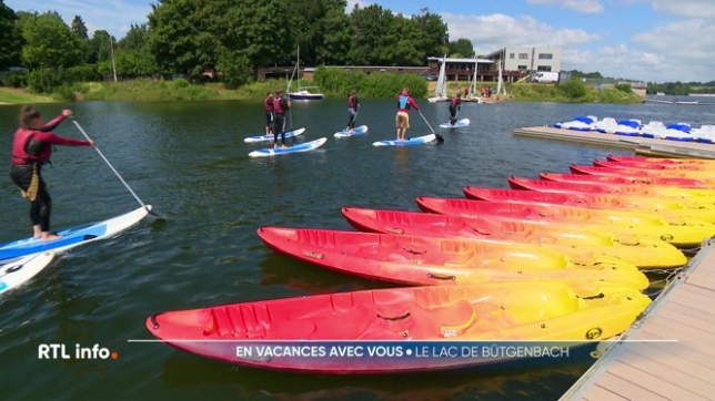 Durant cet été, RTL info passe les vacances avec vous. Direction donc vers le lac de Bütgenbach. C'est un endroit idéal pour vacances en famille et la pratique du sport, comme le vélo, la marche, mais aussi les sports nautiques tels la planche à voile, la natation ou encore le kayak.