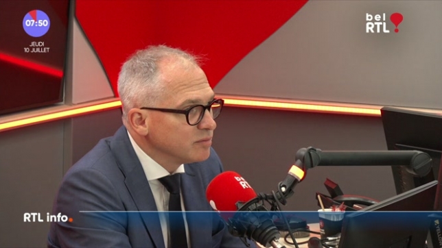 L’invité de 7h50. Ce jeudi, Christophe Deborsu reçoit le ministre-président flamand Matthias Diependaele membre de la N-VA.  En cette veille de fête nationale flamande du 11 juillet, il réagit aux propos d’Elisabeth Degryse qui annonçait ce matin que le néerlandais ne sera finalement pas rendu obligatoire dans les écoles wallonnes dès 2027.  Il nous dit aussi si la Flandre veut vraiment flamandiser l’aéroport de Zaventem qu’elle vient de racheter.