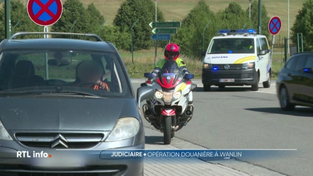 Des contrôles douaniers ont été organisés aujourd'hui sur l'autoroute E411. La cible des policiers: la contrebande d'alcool et de cigarettes en provenance du Luxembourg.