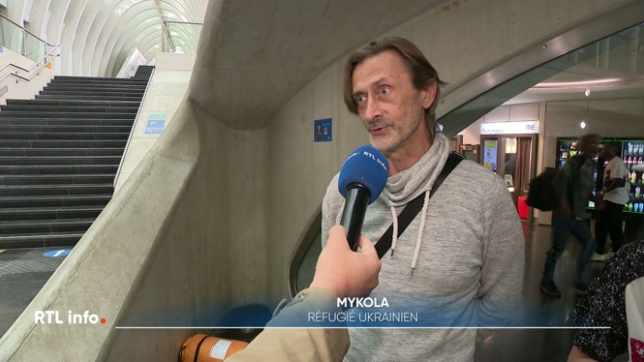 Un père et son fils de 15 ans, originaire d'Ukraine, se retrouvent aujourd'hui à la rue et n'ont plus d'argent pour vivre. Les centres d'accueil ouverts au début de la guerre sont à présent fermés et, ne parlant pas le Français, ils n'ont pas pu faire de démarche pour une aide financière. Rencontre.