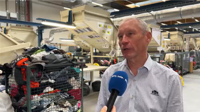 Les centres de tri de vêtements de seconde main sont surchargés de travail et manquent de moyen à cause, entre autres, de la fast fashion mais pas que… Une nouvelle directive européenne a été mise en place au 1er janvier 2025. En quoi consiste-t-elle ?