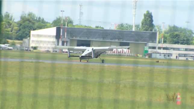Un petit avion de collection, avec deux personnes à bord, a perdu une roue au décollage à Anvers : des étincelles à l'atterrissage