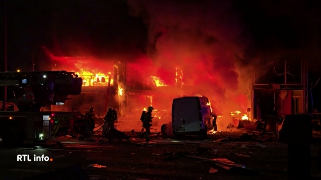 Une explosion impressionnante a eu lieu à Marcinelle cette nuit, les dégâts sont considérables pour les commerces et six habitants vont devoir être relogés. Les experts présents sur les lieux n’écartent aucune piste pour le moment.