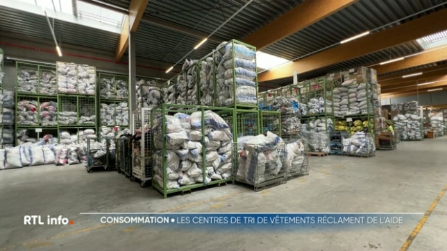 Les Belges jettent beaucoup trop de vêtements qu'ils ne portent plus et les centres de tri de vêtements de seconde main se retrouvent surchargés de travail avec très peu de personnel.