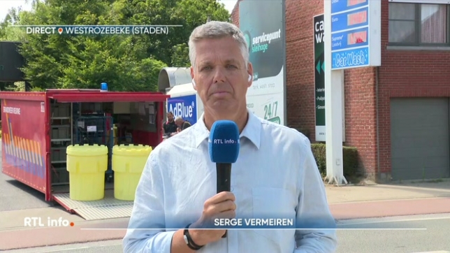 Un incendie dans l'usine Horafrost à Westrozebeke a forcé 3.000 personnes à évacuer en raison d'un épais nuage de fumée toxique. Le feu, difficile à maîtriser à cause des congélateurs, reste actif. Le plan d'urgence provincial a été déclenché. Le point en direct avec Serge Vermeiren.