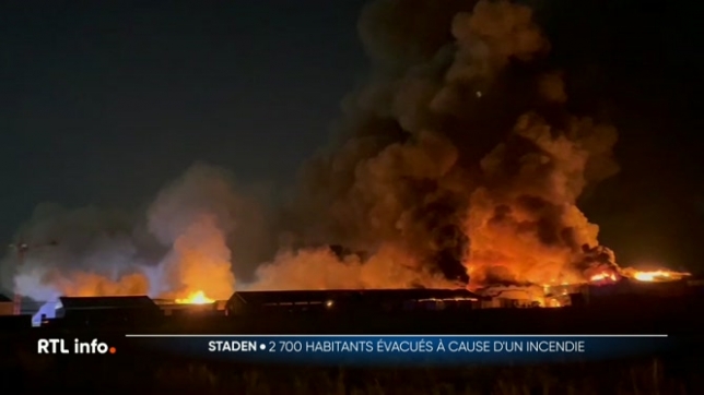 Un incendie s'est déclaré dans la nuit au sein d'une entreprise de légumes surgelés à Westrozebeke (Flandre-Occidentale). Maîtrisé en début d'après-midi, il a nécessité l'évacuation de 2 700 habitants à cause de la fumée. Ils ont pu regagner leur domicile en fin de journée.