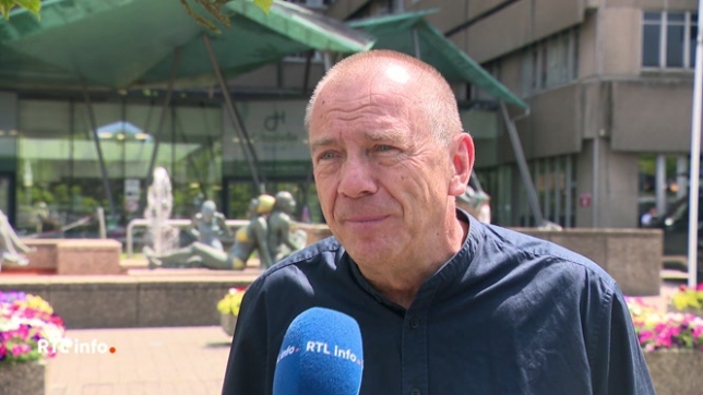 Lundi, fait rare, de nombreux médecins étaient en grève pour protester contre la réforme de la médecine. Une réunion avec le ministre Frank Vandenbroucke a eu lieu hier, avec quelques avancées, mais des tensions persistent. D'autres actions sont possibles.