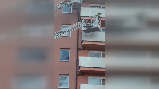 Un important dispositif de secours a été déployé ce vendredi soir à Marchienne-au-Pont. Un incendie est survenu dans le parking souterrain d’un immeuble.