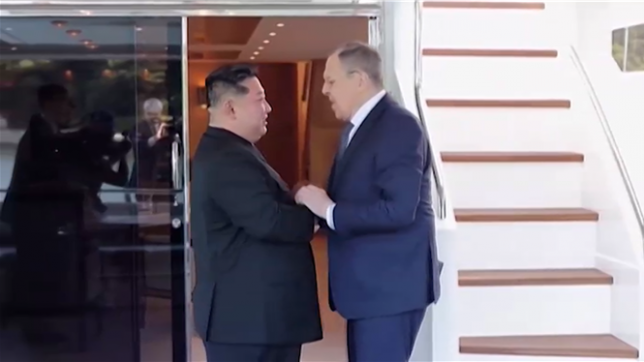 Le dirigeant nord-coréen Kim Jong Un reçoit le chef de la diplomatie russe Sergei Lavrov sur un yacht à Wonsan et confirme son soutien inconditionnel dans la guerre contre l'Ukraine lors des discussions, selon l'agence d'Etat KCNA.