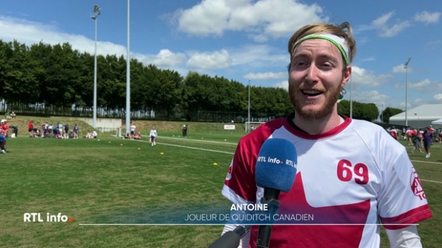 Ici, pas de balais volants comme dans le monde imaginaire de Harry Potter, mais des bâtons bien ancrés dans le sol. Le quadball se joue à deux équipes mixtes composées de 7 joueurs ou joueuses qui s'affrontent en tentant d'envoyer une balle de volley dans l'un des trois cerceaux de l'équipe adverse.