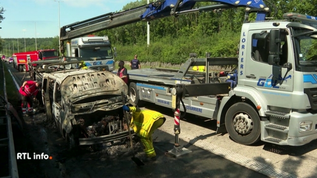 Vers 14h30, de gros nuages de fumée noire se dégageaient d'un véhicule et d'une caravane stationnés sur la bande d'arrêt d'urgence de l'autoroute. Le feu a été maitrisé peu avant 16 heures et la circulation a pu reprendre.